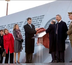 El Príncipe, en presencia de la Princesa, descubre una placa conmemorativa en el Monumento al Rey Alfonso IX