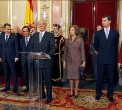 Don Juan Carlos, durante sus palabras, junto a la Reina, los Príncipes, el presidente del Congreso, el presidente del Gobierno y la presidenta del Tri
