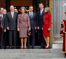 Los Reyes y los Príncipes, a las puertas del Congreso, con el presidente del Gobierno, el presidente del Congreso, la presidenta del Tribunal Constitu
