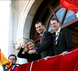 Los Príncipes, acompañados por el alcalde de Tortosa, saludan desde el balcón del Ayuntamiento