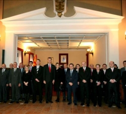 Sus Altezas Reales, con la Corporación Municipal de Tortosa