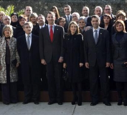 Don Felipe y Doña Letizia, con los miembros de la Cámara de Comercio, Industria y Navegación de Tortosa, momentos antes del acto de clausura del cente
