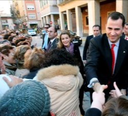 Los Príncipes saludan a los numerosos vecinos de Tortosa que les brindaron una calurosa bienvenida