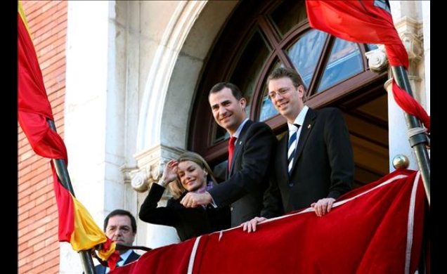 Los Príncipes, acompañados por el alcalde de Tortosa, saludan desde el balcón del Ayuntamiento