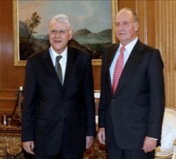 Don Juan Carlos acompañado por el primer Ministro de Marruecos, Abbas El Fassi