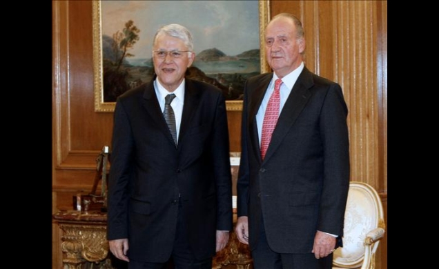 Don Juan Carlos acompañado por el Primer Ministro de Marruecos, Abbas el Fassi