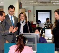 Don Felipe y Doña Letizia conversan con el consejero delegado de La Sexta, José Miguel Contreras