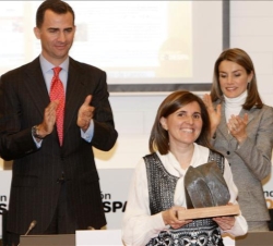 Don Felipe entrega el galardón a Paloma Ortega, de Canal Solidario