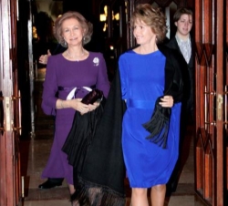 Su Majestad la Reina acompañada por la esposa del Presidente de Siria, Asma Al-Assad, a su llegada al estreno del ballet español Carmen