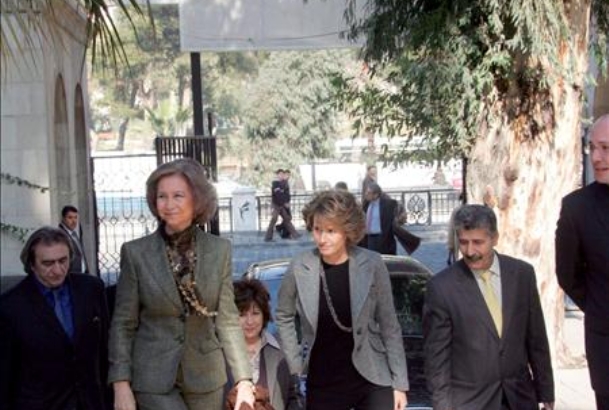 Doña Sofia acompañada por la esposa del Presidente de Siria, Asma Al-Assad, a su llegada al Museo Nacional de Damasco