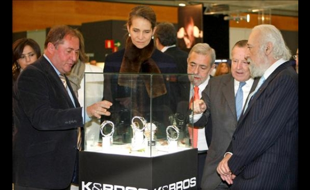 Doña Elena observa uno de los expositores que forman parte de la Semana Internacional del Regalo, Joyería y Bisutería "Giftrends"