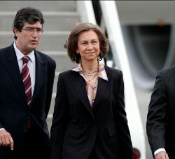 Doña Sofía, a su llegada a Santo Domingo, acompañada por el embajador de España, Diego Bermejo
