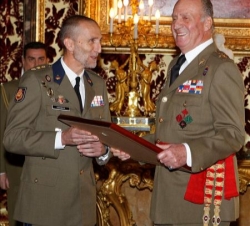 Su Majestad el Rey Juan Carlos es obsequiado con un recuerdo de la expedición a Ecuador por parte del coronel jefe de la Guardia Real, Francisco Arrib