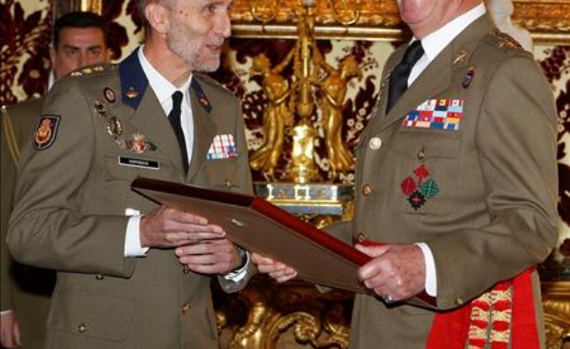 Su Majestad el Rey Juan Carlos es obsequiado con un recuerdo de la expedición a Ecuador por parte del coronel jefe de la Guardia Real, Francisco Arrib