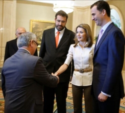 Sus Altezas Reales los Príncipes de Asturias durante la audiencia a alumnos y profesores participantes en las jornadas de acercamiento de los jóvenes 