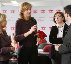 Doña Cristina conversa con la secretaria general de Políticas de Igualdad, Isabel Martínez Lozano, y el director y la subdirectora del Teléfono ANAR, 