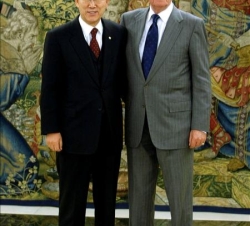 Don Juan Carlos acompañado por el Secretario General de Naciones Unidas, Ban Ki-moon