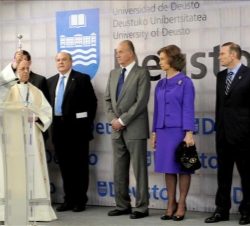 Sus Majestades los Reyes presencian la bendición de las instalaciones, por el obispo de Bilbao, Ricardo Blázquez