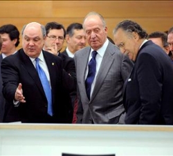 Sus Majestades los Reyes acompañados, entre otros, por el rector de la Universidad, Jaime Oraá, el alcalde de Bilbao, Iñaki Azkuna, el lehendakari, Ju