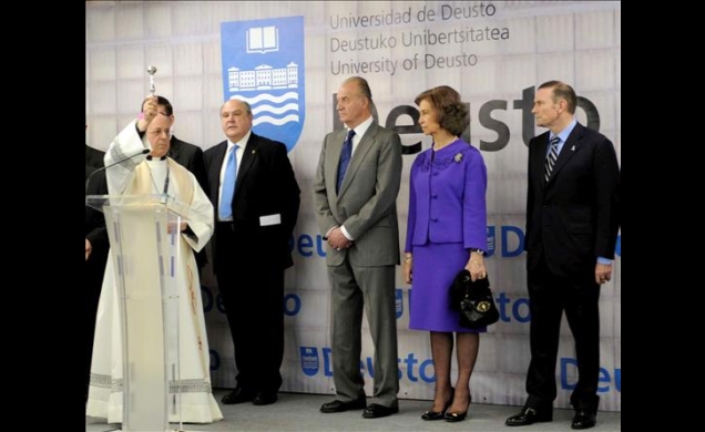 Sus Majestades los Reyes presencian la bendición de las instalaciones, por el obispo de Bilbao, Ricardo Blázquez