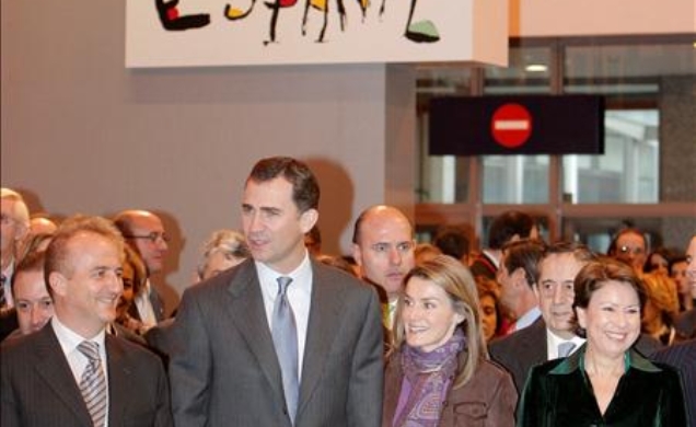 Los Príncipes de Asturias acompañados por los ministros de Industria, Miguel Sebastián, y Fomento, Magdalena Alvarez durante la inauguración