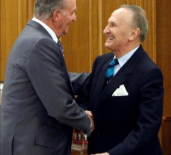 Don Juan Carlos saluda a Vicente Zaragüeta Laffite