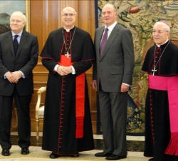 Don Juan Carlos y el secretario de Estado del Vaticano, Tarcisio Bertone, junto al ministro de Asuntos Exteriores y de Cooperación, Miguel Ángel Morat