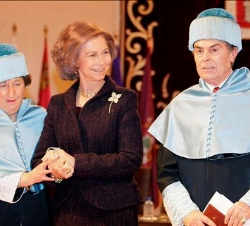 Su Majestad la Reina acompañada por los Duques de Soria durante la investidura