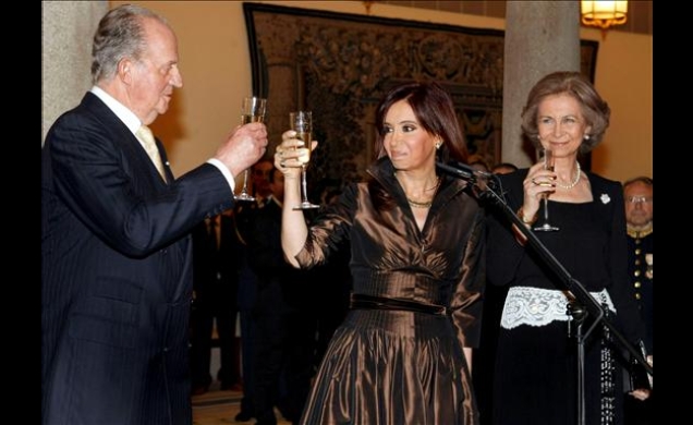 Sus Majestades los Reyes brindan con la Presidenta de la Nación Argentina, Cristina Fernández de Kirchner, durante la recepción