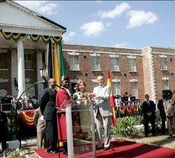 Sus Majestades los Reyes reciben la llave de la ciudad de manos del alcalde de Spanish Town, Andrew Wheatley