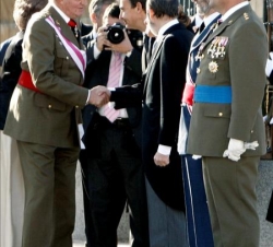 El senador Mel Martínez y el consejero de Seguridad Nacional, James Jones, aplauden a Don Juan Carlos tras sus palabras en el Encuentro Empresarial Es