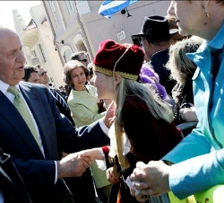 Los Reyes saludan a los ciudadanos de Pensacola, durante la visita que realizaron a la ciudad