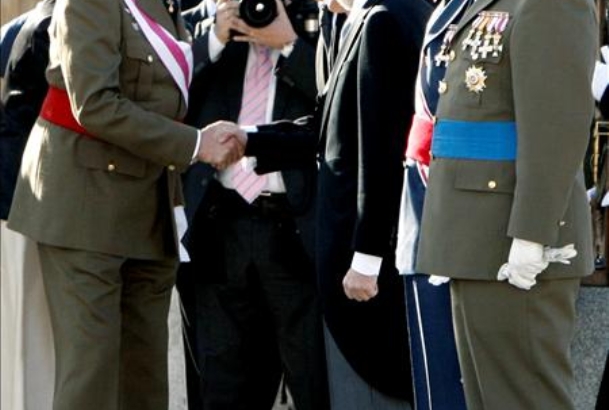 El senador Mel Martínez y el consejero de Seguridad Nacional, James Jones, aplauden a Don Juan Carlos tras sus palabras en el Encuentro Empresarial Es