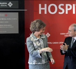Doña Sofía, con el presidente de la Generalitat de Catalunya, tras descubrir una placa conmemorativa