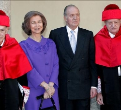 Sus Majestades los Reyes junto a los nuevos Doctores"Honoris Causa"