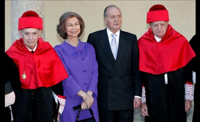 Sus Majestades los Reyes junto a los nuevos Doctores"Honoris Causa"