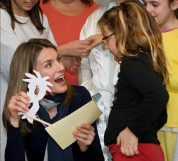 Doña Letizia junto a una niña ingresada en el Hospital Son Dureta