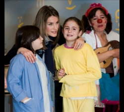 La Princesa junto a dos niñas ingresadas en el hospital