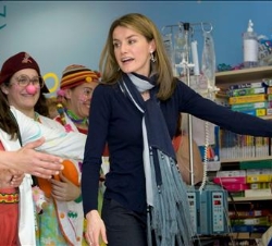 Doña Letizia con los payasos y los niños en la sala de juegos