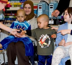 Doña Letizia junto a varios niños del hospital
