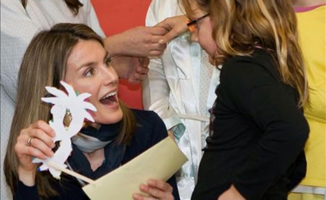 Doña Letizia junto a una niña ingresada en el Hospital Son Dureta