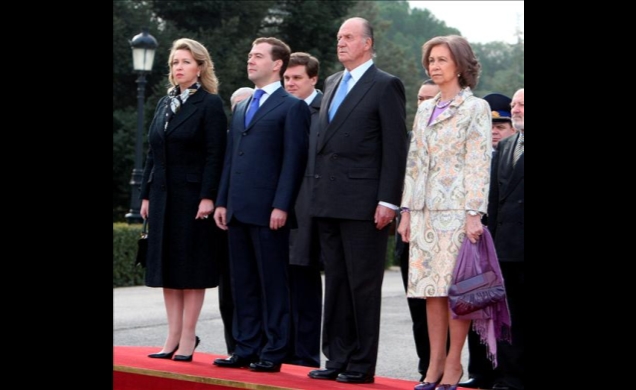 Sus Majestades y el Presidente de Rusia y su esposa, durante la interpretación de los himnos nacionales