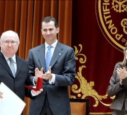 Los Príncipes de Asturias, tras entregar la Medalla de la Universidad Pontificia de Comillas al secretario general de la Red TIME, Paul Crowther