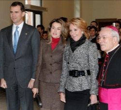 Don Felipe y Doña Letizia acompañados por la presidenta de la Comunidad de Madrid, Esperanza Aguirre, y el nuncio de Su Santidad, Manuel Monteiro de C