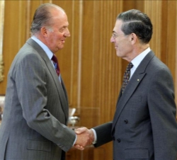 Don Juan Carlos saluda al director de la Cátedra del Museo Nacional del Prado 2009, Philippe de Montebello
