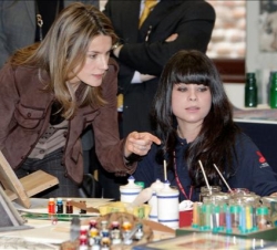 Doña Letizia conversa con uno de los alumnos de los talleres de empleo de Patrimonio Nacional
