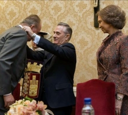 El presidente de la Diputación de Burgos impone la Medalla de Honor de Oro y Brillantes de la provincia de Burgos a Su Majestad el Rey