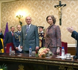 Sus Majestades los Reyes, tras recibir la Medalla de Honor de la Diputación de Burgos