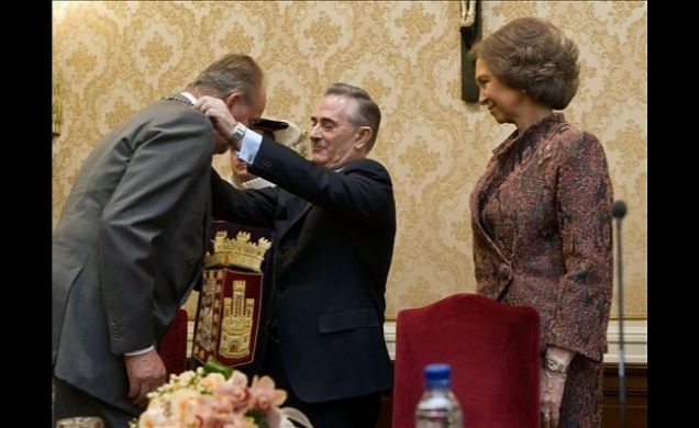 El presidente de la Diputación de Burgos impone la Medalla de Honor de Oro y Brillantes de la provincia de Burgos a Su Majestad el Rey
