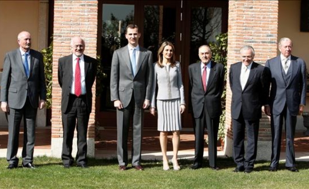 Sus Altezas Reales los Príncipes de Asturias i de Girona, acompañados de izquierda a derecha por el presidente de la Cámara de Comercio de Girona, Dom